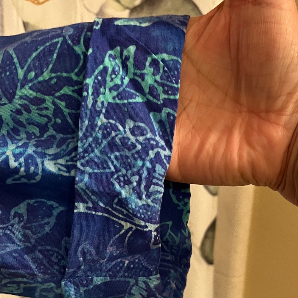 Batik blouse from a boutique in Capitola CA EUC 100% rayon made in Indonesia - Picture 6 of 12
